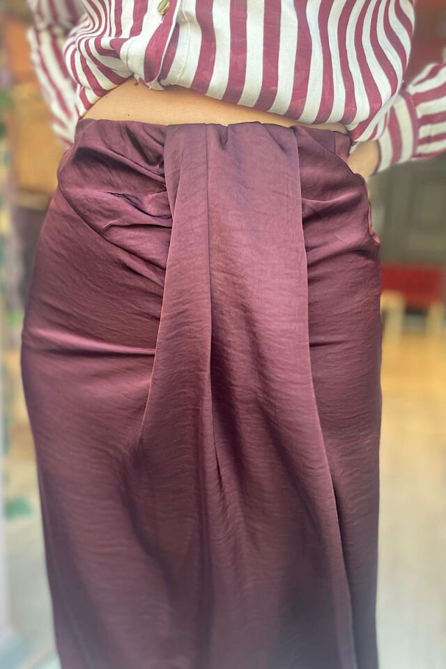 Büzgü Detay Yırtmaçlı Saten Etek-Mürdüm