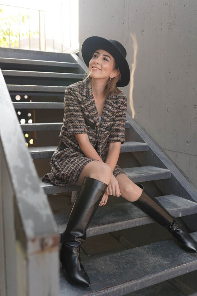 Deri Detaylı Kısa Ceket