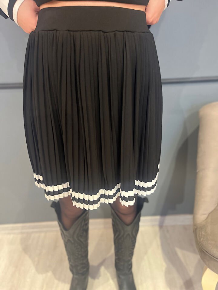 Siyah Beyaz Pileli Takım