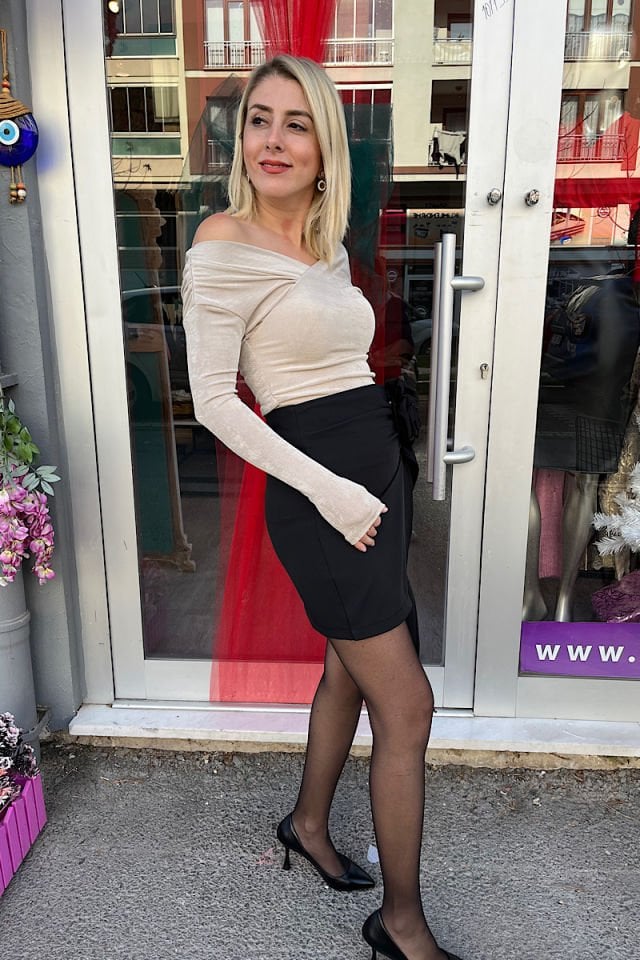 Güllü Mini Etek-Siyah