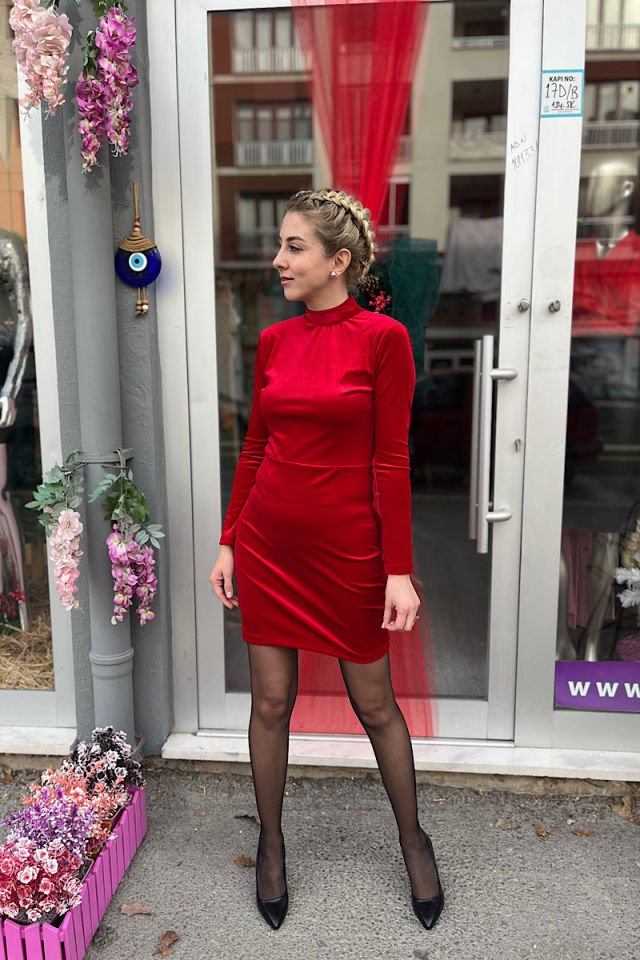 Sırtı Zincirli Elbise