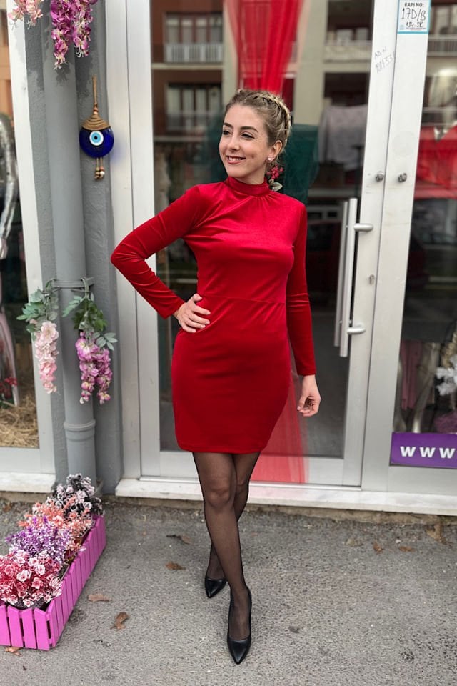 Sırtı Zincirli Elbise