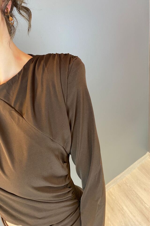 Vatkalı Bel Dekolteli Elbise