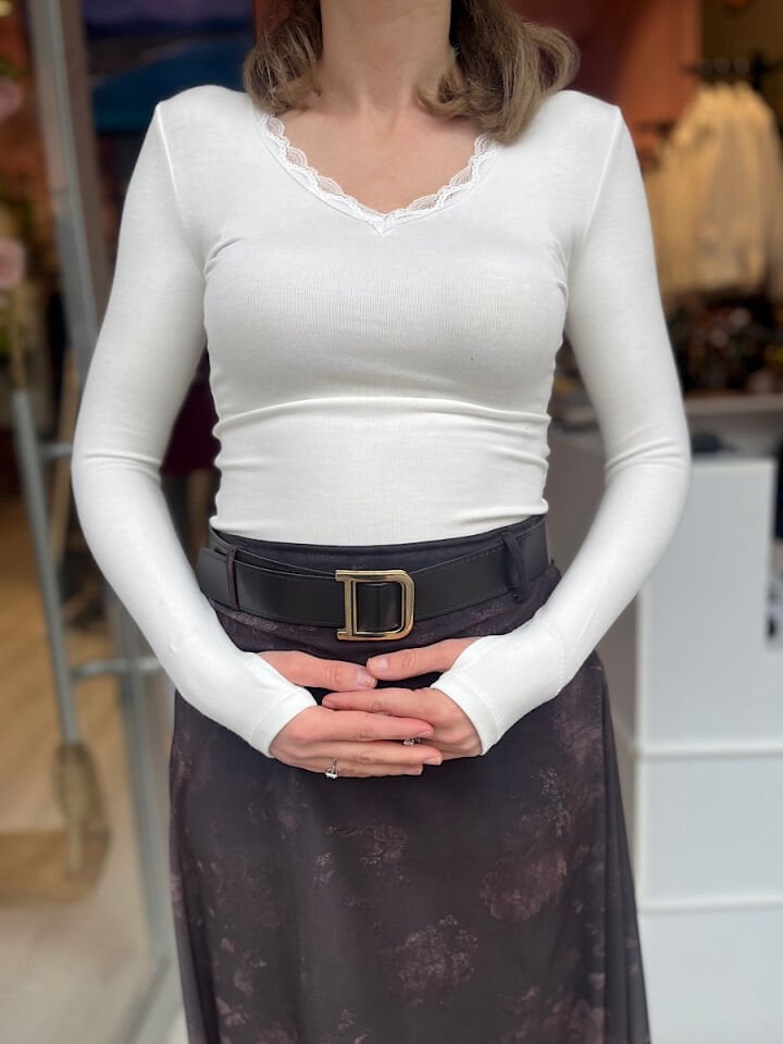 Parmak Geçirmeli Yakası Dantel Body -Ekru