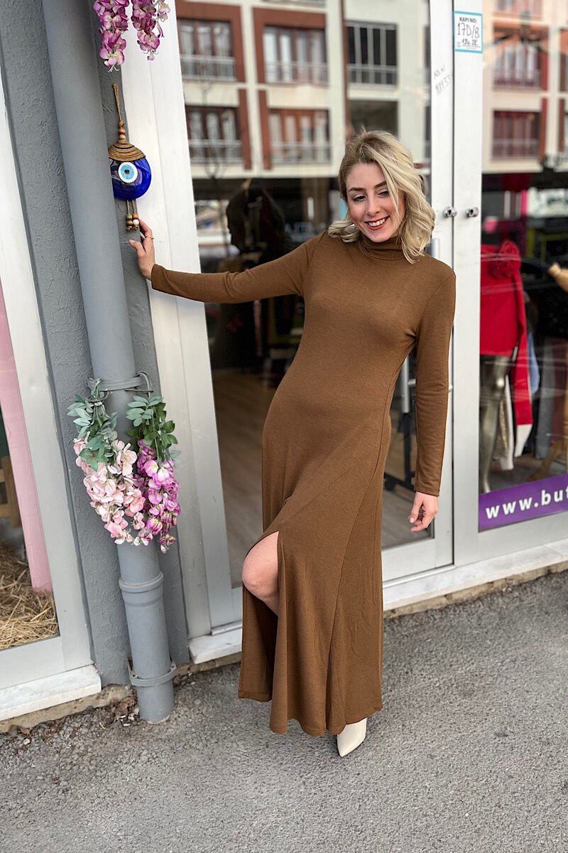 Balıkçı Yaka Yırtmaçlı Çilek Triko Elbise-Kahve