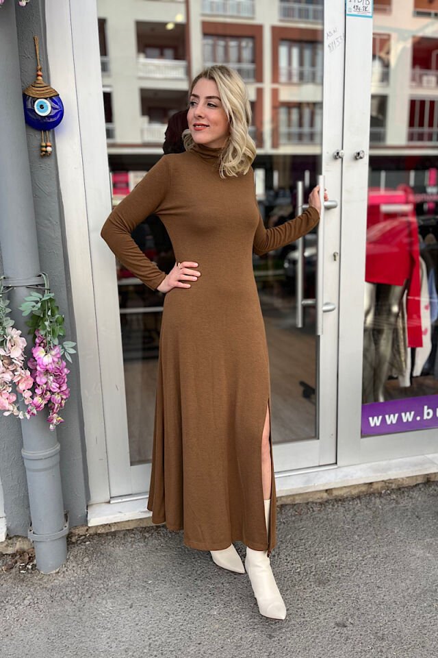 Balıkçı Yaka Yırtmaçlı Çilek Triko Elbise-Kahve