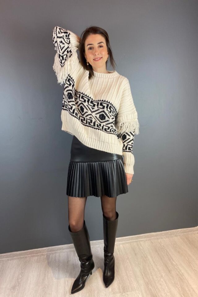 Kolları Püskül Detaylı Kilim Desen Triko