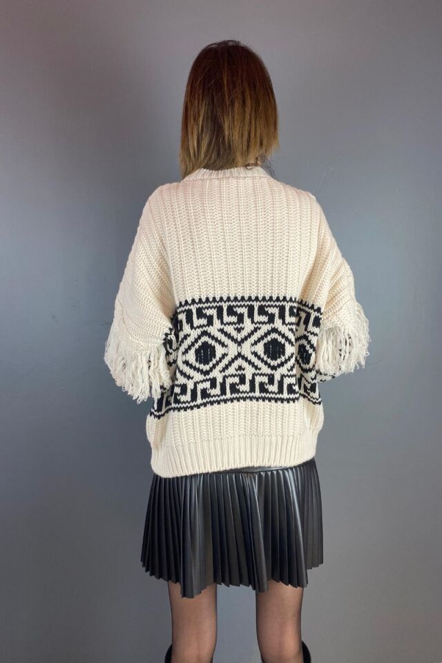 Kolları Püskül Detaylı Kilim Desen Triko