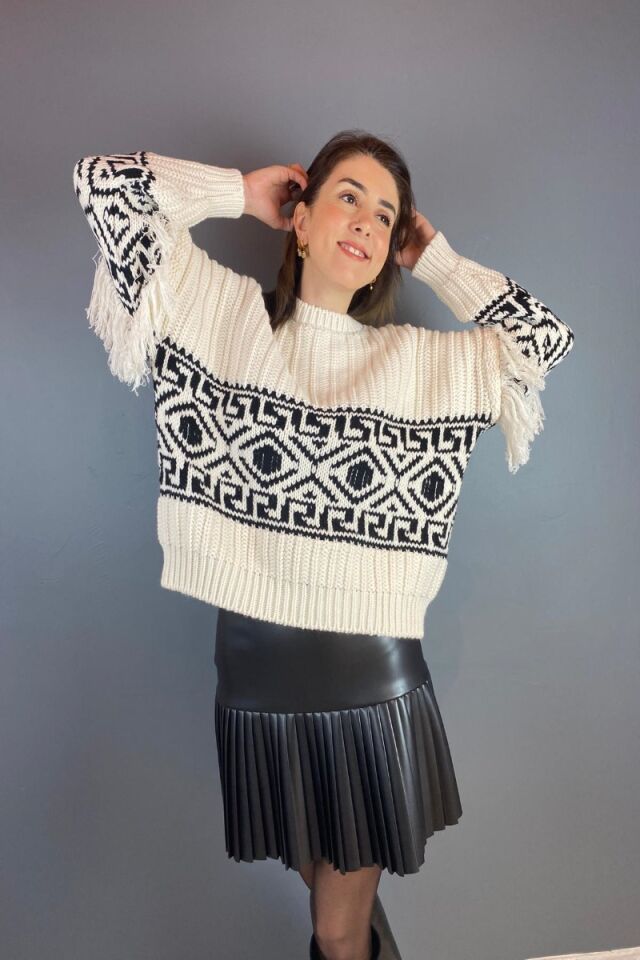 Kolları Püskül Detaylı Kilim Desen Triko