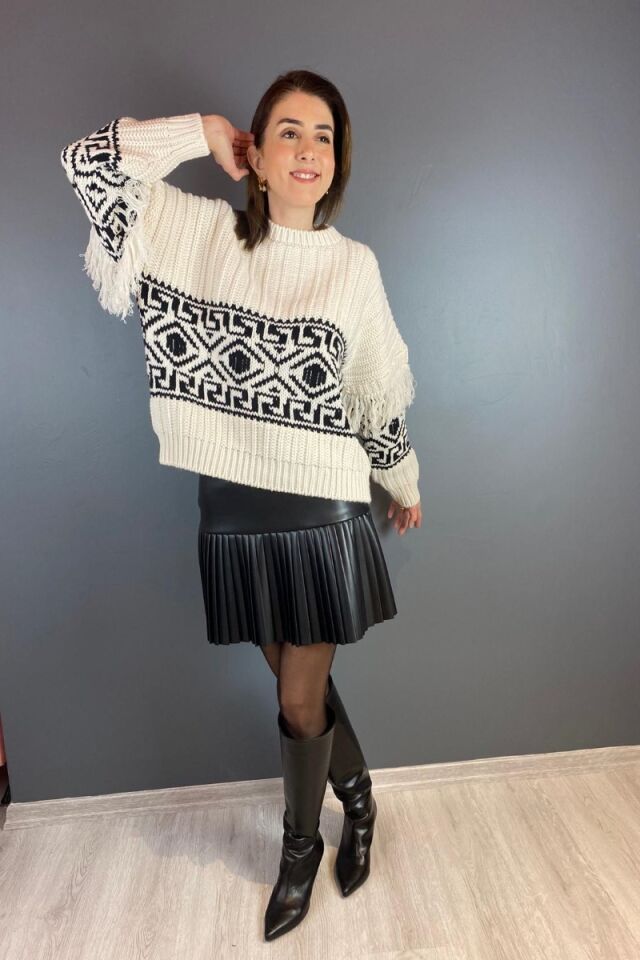 Kolları Püskül Detaylı Kilim Desen Triko