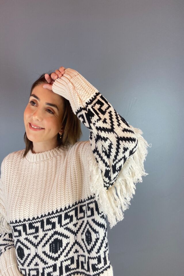 Kolları Püskül Detaylı Kilim Desen Triko