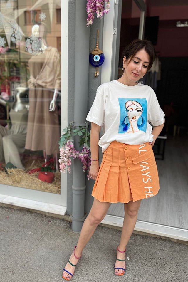 Mavi Küpe Detaylı Tişört-Beyaz