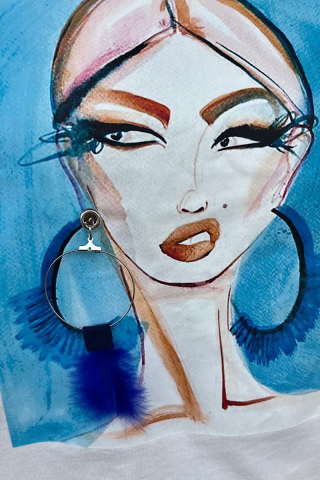 Mavi Küpe Detaylı Tişört-Beyaz