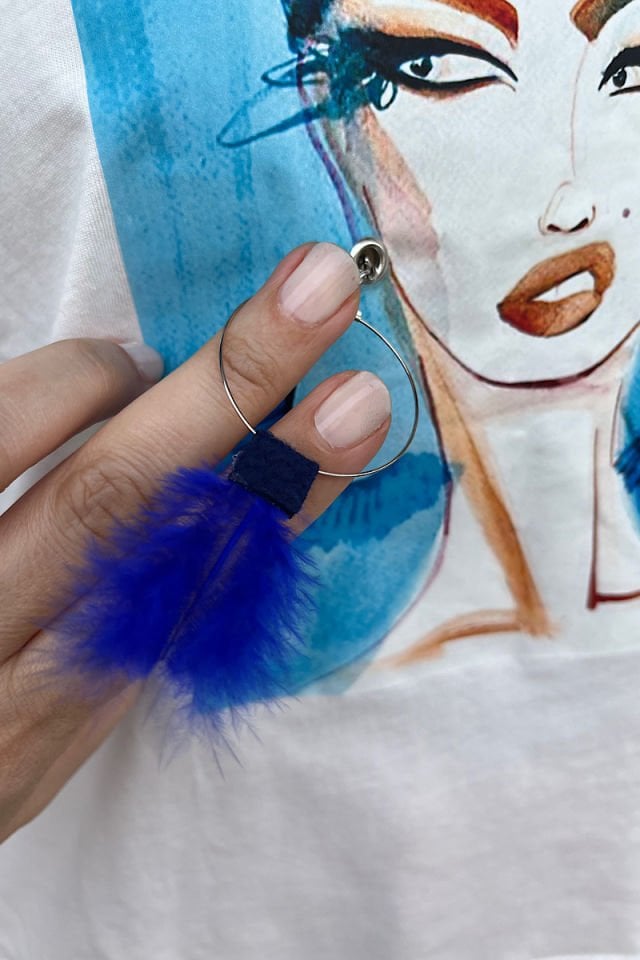 Mavi Küpe Detaylı Tişört-Beyaz