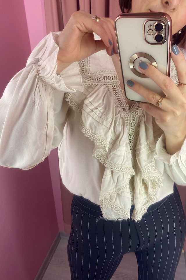 Yakası Fırfırlı Bluz