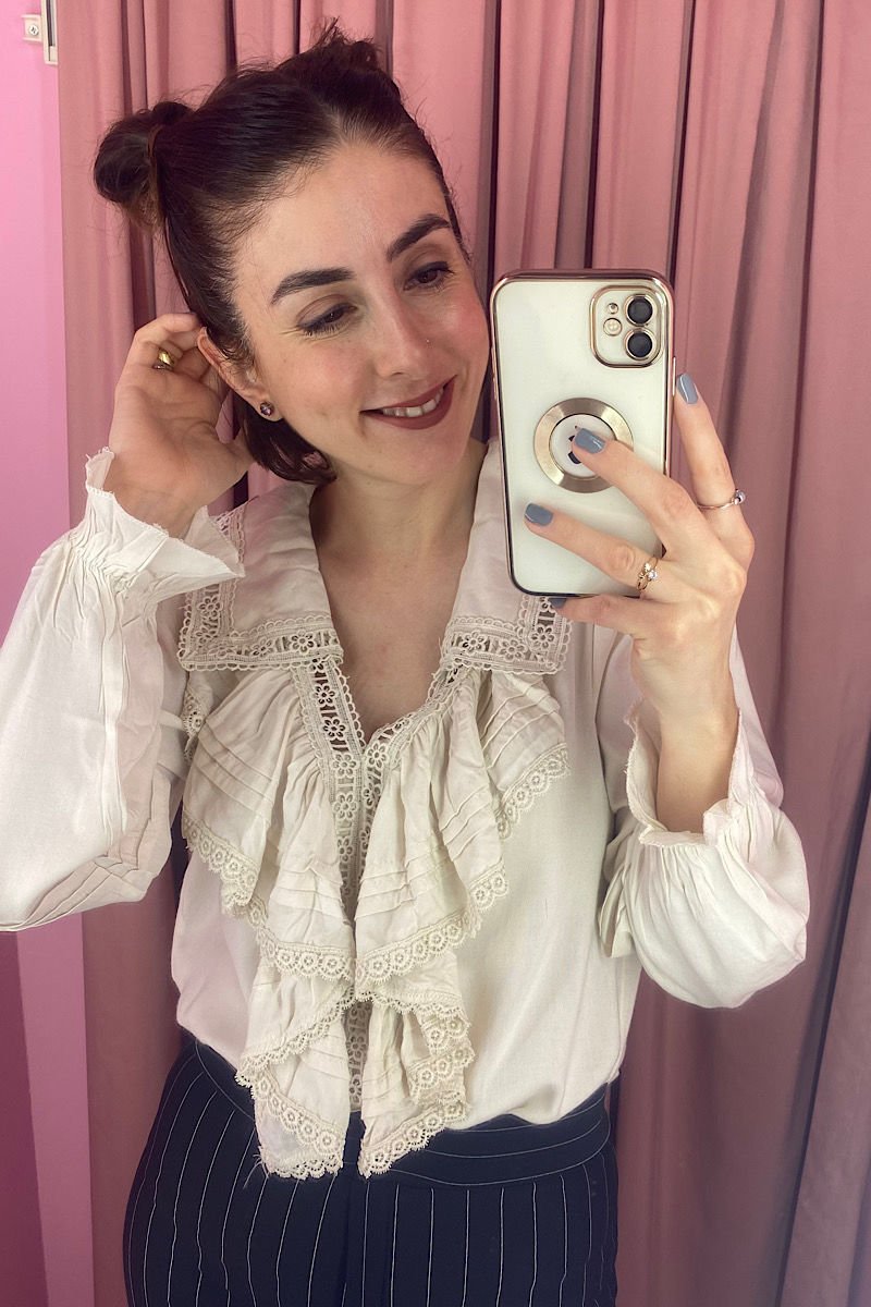 Yakası Fırfırlı Bluz