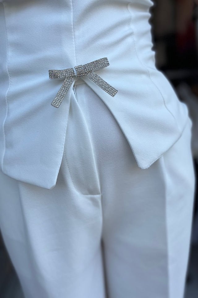 Fiyonklu Boyundan Bağlamalı Bluz-Beyaz