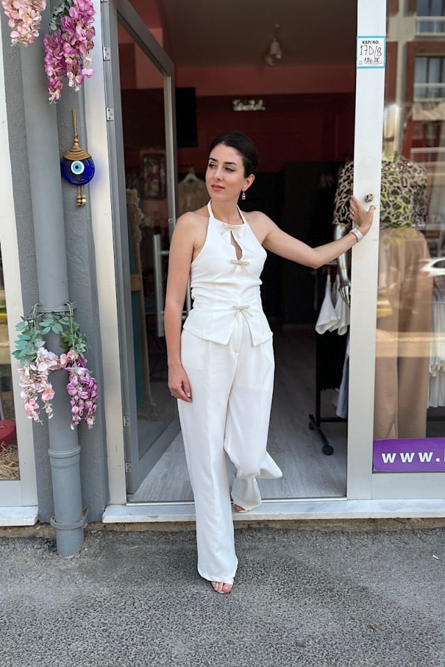 Fiyonklu Boyundan Bağlamalı Bluz-Beyaz