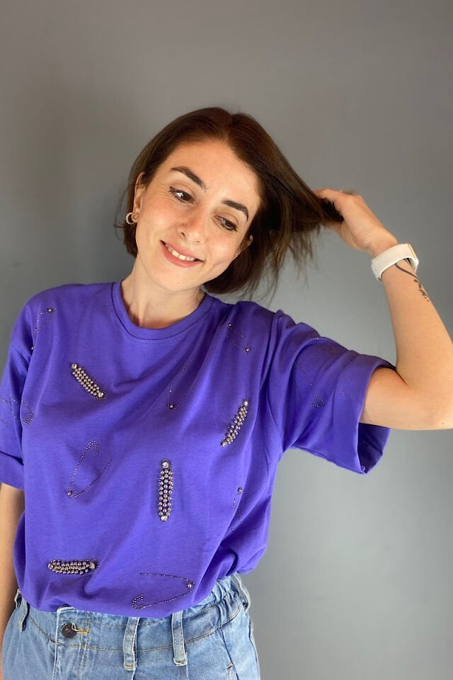 Çengelli İğne Detaylı Tişört -Lila