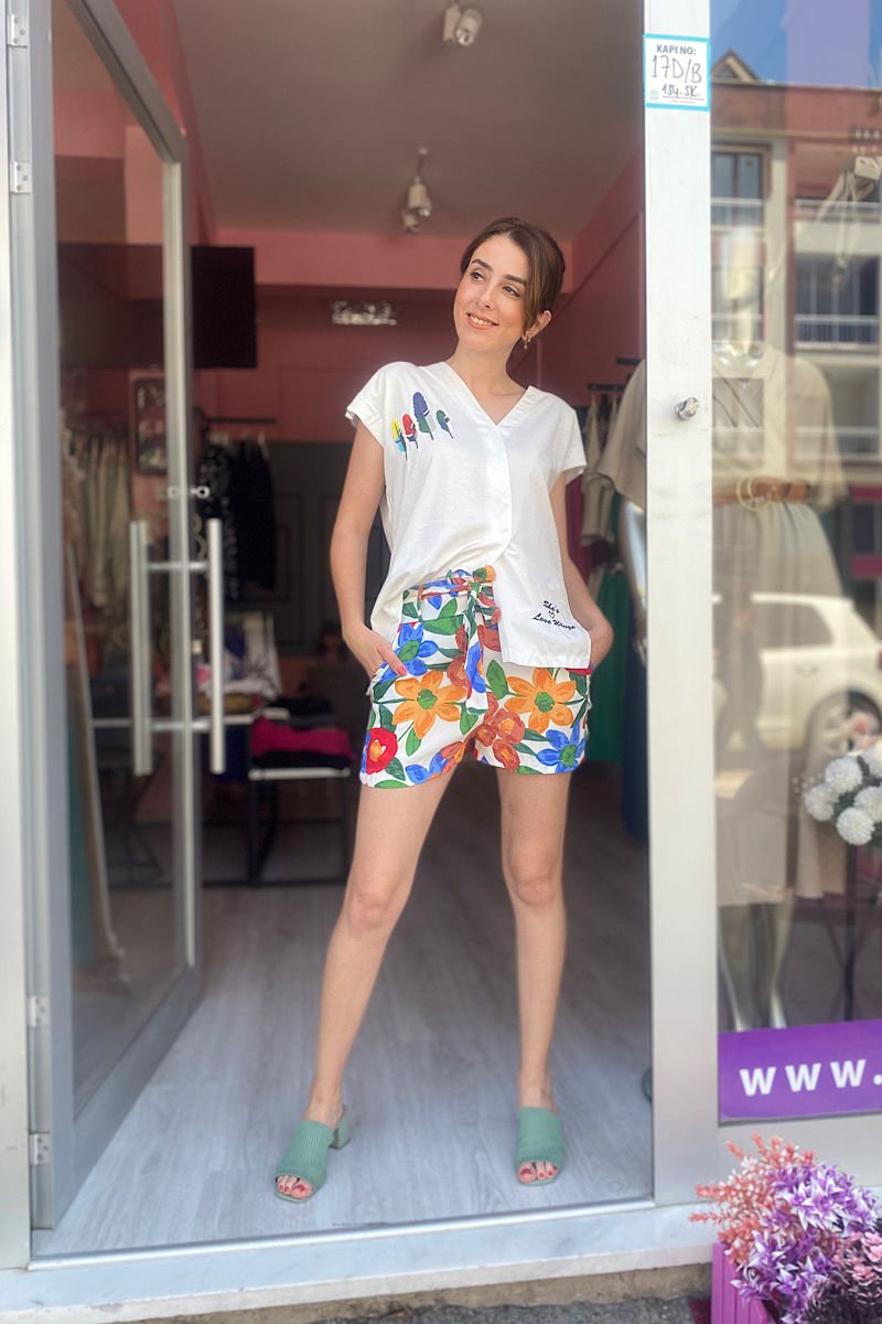 Çiçek Desenli Şort