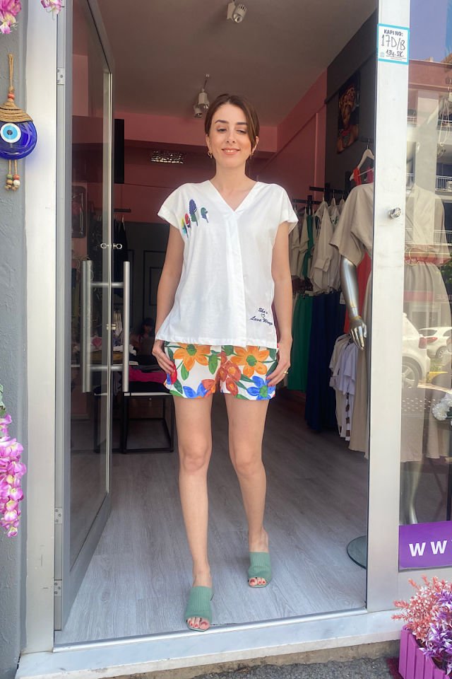 Çiçek Desenli Şort