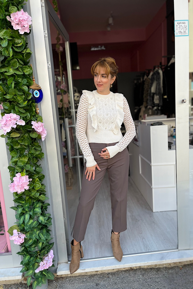 İnci ve Taş Detaylı Fırfırlı Triko-Ekru