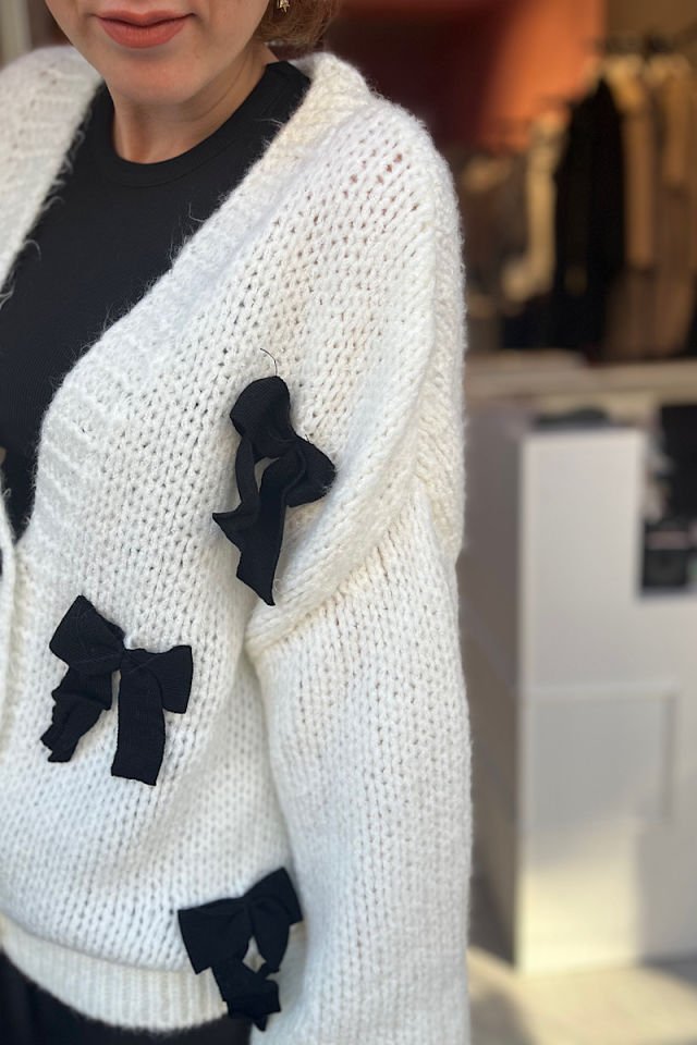 Fiyonklu Hırka-Ekru