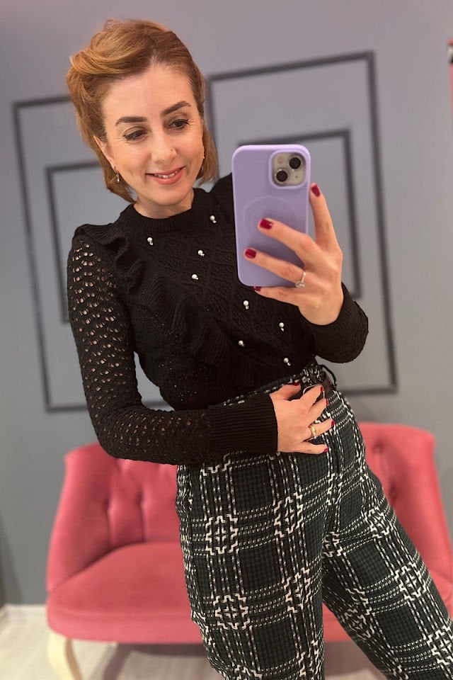 İnci ve Taş Detaylı Fırfırlı Triko-Siyah