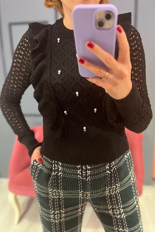 İnci ve Taş Detaylı Fırfırlı Triko-Siyah