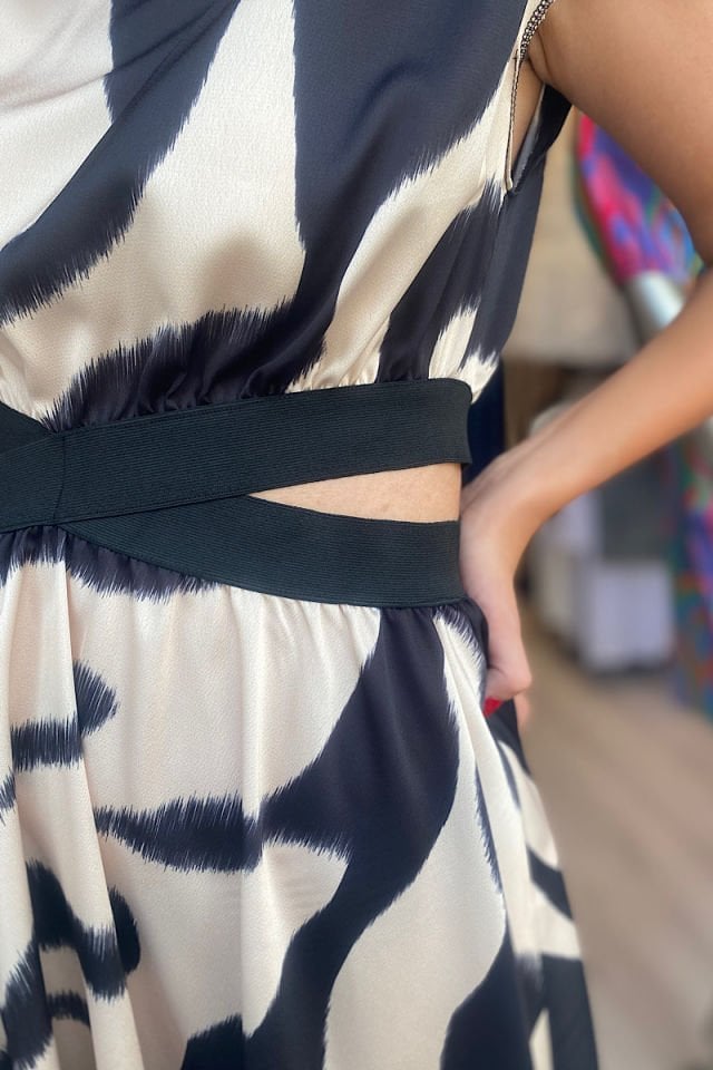 Bel Pencere Detaylı Asimetrik Kesim Elbise