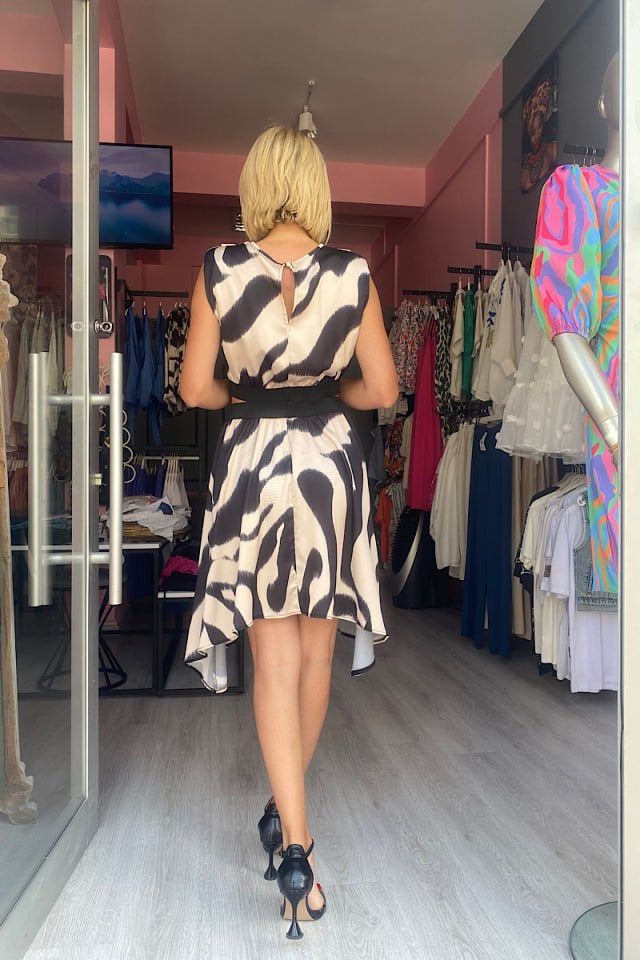 Bel Pencere Detaylı Asimetrik Kesim Elbise