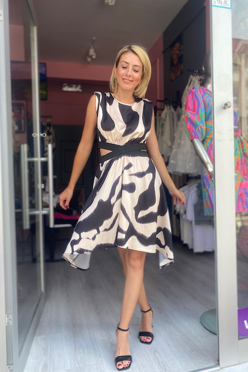 Bel Pencere Detaylı Asimetrik Kesim Elbise