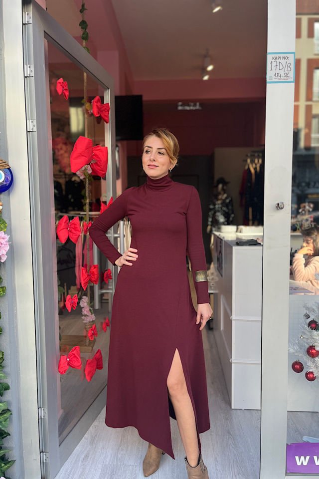 Balıkçı Yaka Yırtmaçlı Çilek Triko Elbise-Bordo