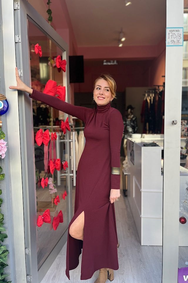 Balıkçı Yaka Yırtmaçlı Çilek Triko Elbise-Bordo