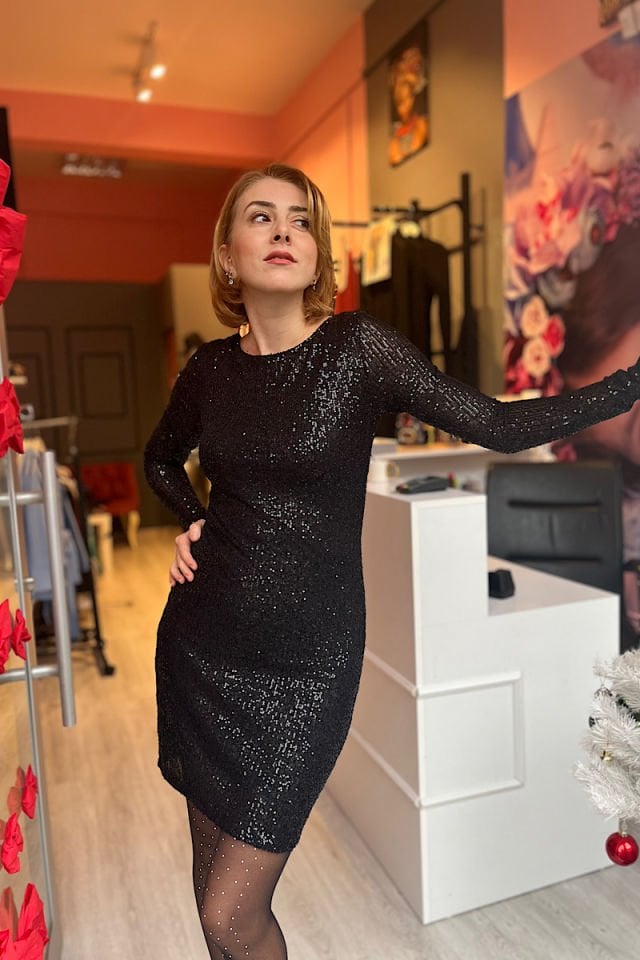 Sırtı Fiyonklu Pullu Elbise-Siyah