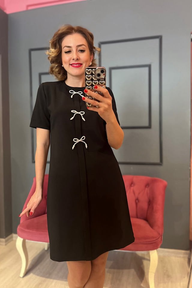 İnci Fiyonk Detaylı Elbise-Siyah