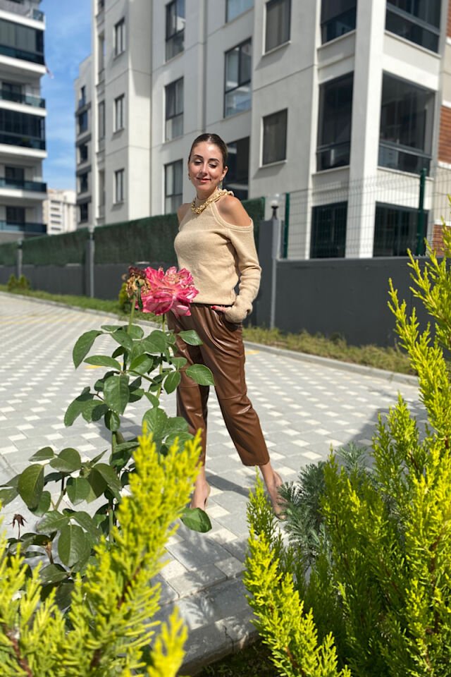 Omzu Açık Yaka Zincirli Triko