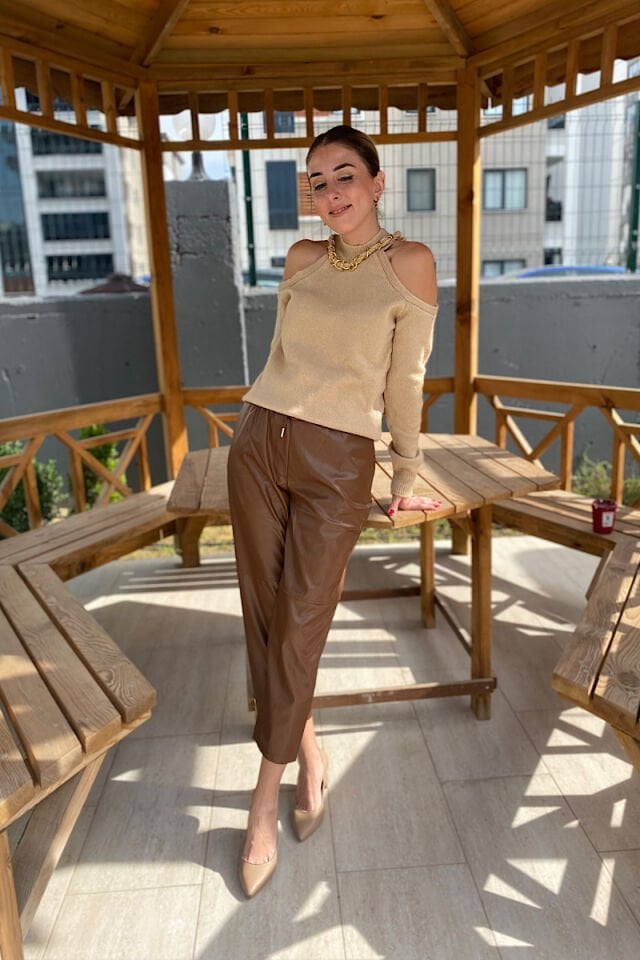 Omzu Açık Yaka Zincirli Triko